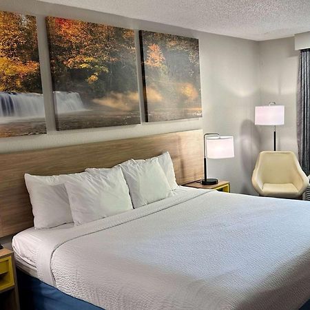 Days Inn By Wyndham Columbia Ne Fort Jackson Exterior foto